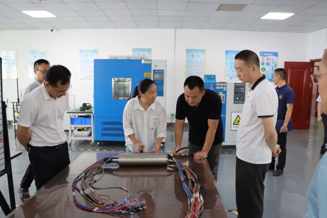 英智科技總經理向政府領導及專家介紹滑環產品